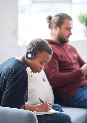 学生黑色的女人音乐写作笔记本时间表规划学习听播客广播思考研究工作女孩大学大学学校