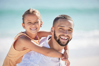 父亲女孩成键有趣的海滩游戏墨西哥海洋海夏天家庭假期肖像微笑快乐男人。父携带女儿孩子孩子玩自然水环境