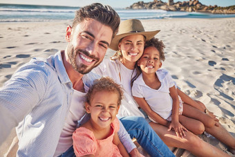 家庭自拍孩子们成键海滩信任安全安全夏天假期墨西哥海洋海观点肖像微笑快乐父母孩子们女孩社会媒体照片