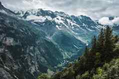 lauterbrunnen谷瑞士处女瑞士阿尔卑斯山脉美丽的景观欧洲山视图雪山峰喉咙绿色森林