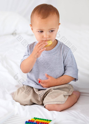 吃美味的饼干可爱的男孩吃美味的饼干