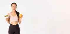 体育运动幸福活跃的生活方式概念微笑可爱的健身亚洲女孩运动服舔嘴唇满意美味的健康的沙拉橙色汁锻炼健身房