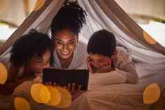家庭平板电脑在线流媒体孩子们睡觉前故事电影卡通教育有趣的毯子堡巴西女人男孩女孩孩子晚上阅读互联网