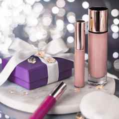 假期化妆基金会基地遮瑕膏紫色的礼物盒子奢侈品化妆品现在空白标签产品美品牌设计