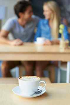 爱卡布奇诺卡布奇诺咖啡咖啡商店表格年轻的夫妇模糊背景