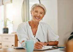 自由作家高级女人写作笔记本规划师感觉快乐放松享受退休有创意的有组织的首页肖像夫人坐着澳大利亚房子