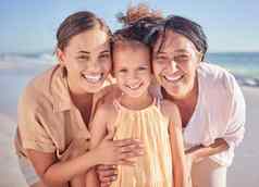 家庭爱孩子们女孩妈妈。祖母海滩夏天假期肖像旅行自然高级女人女儿孩子海海洋夏威夷
