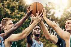 培训朋友社区支持篮球球员手连接支持体育目标愿景健身信任动机篮球法院快乐曼联专业但