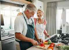 高级夫妇烹饪有趣的准备健康的食物蔬菜素食主义者餐厨房首页笑有趣的有趣的男人。女人帮助晚餐