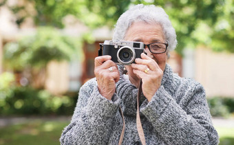 退休放松上了年纪的女人摄影师爱好享受养老金休闲花园满意集中高级夫人相机忙自然摄影护理首页