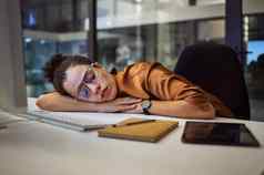 压力倦怠睡觉业务女人现代办公室工作场所晚上累了懒惰的沮丧员工工人黑色的人La2抑郁症最后期限精神健康失败