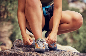 户外跑步者领带健身鞋子体育女人开始有氧运动锻炼这些洛杉矶森林运动员准备好了锻炼培训小道运行距离活跃的健康的生活方式