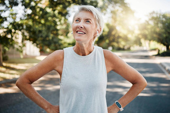 健身高级女人耳机智能<strong>手表</strong>户外锻炼听音乐动机播客技术健康的上了年纪的人跑步者快乐锻炼结果