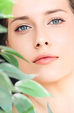 自然美完美的清洁皮肤美丽的女人自然健康护肤品化妆品品牌