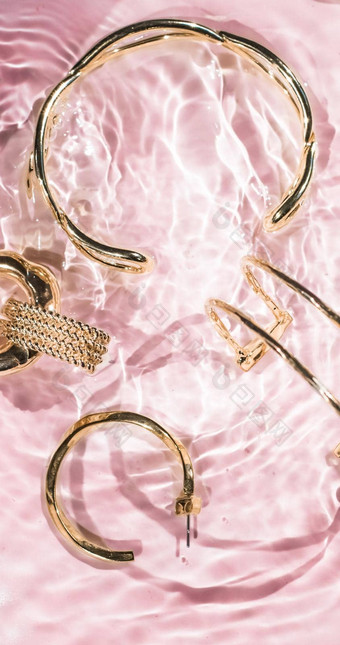 金手镯耳环环Jewelery粉红色的水背景奢侈品魅力假期美设计珠宝<strong>品牌广告</strong>