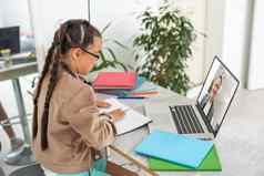 孩子在线女孩移动PC视频闲谈，聊天沟通学习坐着表格首页