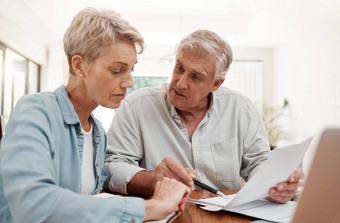 金融退休夫妇在线预算策略计划文档移动PC互联网储蓄高级女人男人。规划基金抵押贷款投资退休生活方式