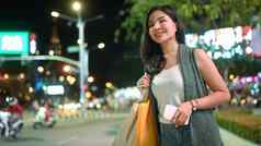 有吸引力的亚洲女人旅行者等待出租车运输大都市大道旅游运输概念