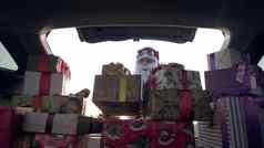 圣诞老人老人交付礼物礼物圣诞老人交付服务送货人加载盒子礼物盒子车漂亮的包装包裹视图内部车捐赠慈善机构交付概念