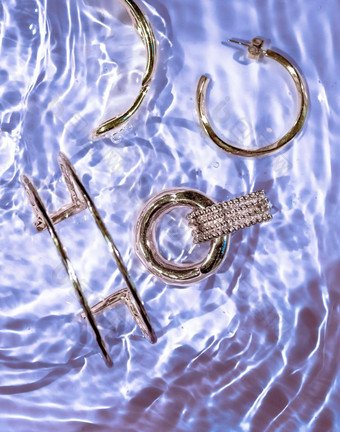 金手镯耳环环Jewelery紫色的水背景奢侈品魅力假期美设计珠宝<strong>品牌广告</strong>