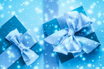 冬天假期礼物发光的雪冻蓝色的背景圣诞节礼物惊喜