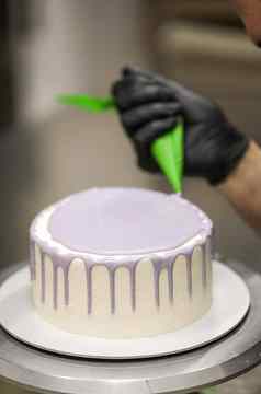 蛋糕设计师挤压管道袋淡紫色釉填充装修前甜蜜的