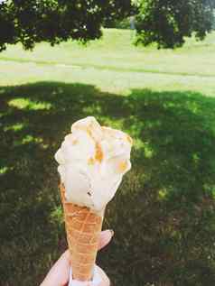 冰奶油锥融化在户外夏天甜蜜的甜点食物假期