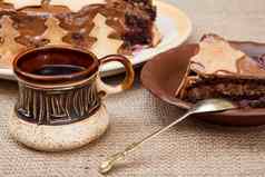巧克力蛋糕板杯咖啡麻布