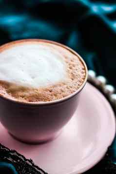 杯卡布奇诺咖啡早餐缎珍珠珠宝背景有机咖啡乳糖免费的牛奶巴黎咖啡馆奢侈品古董假期品牌