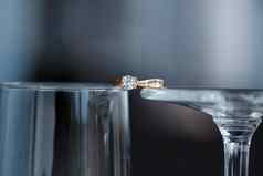 婚礼环使珍贵的金属钻石石头谎言玻璃