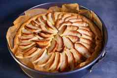 自制的肉桂糕点甜蜜的新鲜烤苹果蛋挞传统的法国苹果馅饼烤箱烘焙菜