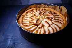 自制的肉桂糕点甜蜜的新鲜烤苹果蛋挞传统的法国苹果馅饼烤箱烘焙菜