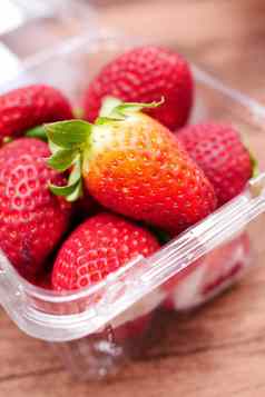 成熟的红色的草莓塑料包表格