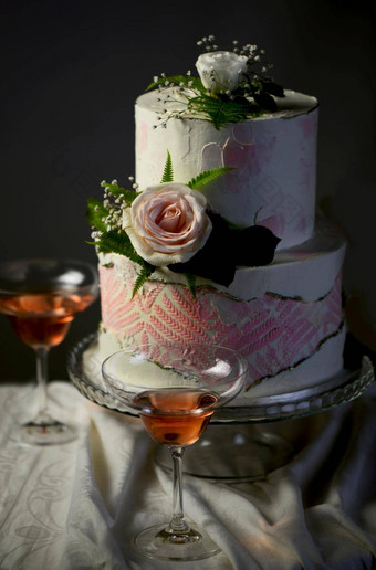 节日婚礼<strong>双层蛋糕</strong>装饰新鲜的花黑暗背景