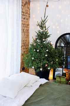 一年的礼物纸明亮的丝带圣诞节树地板上一年的夏娃圣诞节树装饰玩具站床上