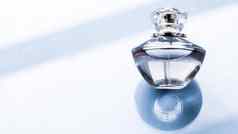 蓝色的香水瓶光滑的背景甜蜜的花气味魅力香味水香水假期礼物奢侈品美化妆品品牌设计