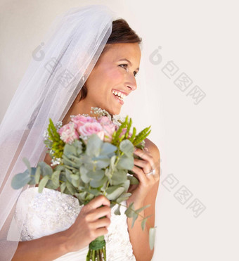 准备好了大一天美丽的年轻的新娘持有花束