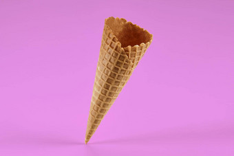 空美味的晶片锥冰奶油粉红色的背景概念食物对待模型模板广告设计关闭