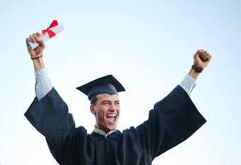 教育成功学生庆祝大学毕业欢呼快乐胜利动机愿景男人。兴奋教育目标成就证书仪式户外