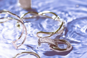 金手镯耳环环Jewelery紫色的水背景奢侈品魅力假期美设计珠宝<strong>品牌广告</strong>