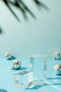 简约场景玻璃讲台上圣诞节装饰球松树光蓝色的背景