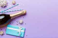 瓶香槟彩色的闪闪发光的五彩纸屑礼物盒子空间文本及背景前视图非常滑稽的圣诞节生日庆祝活动