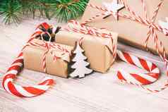 圣诞节礼物冷杉树装饰锥糖果礼物假期彩色的糖果雪花圣诞节快乐一年作文平躺前视图健美的