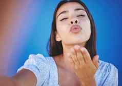 吹吻自拍年轻的女人夏天假期站蓝色的背景嘴唇美肖像美丽的女孩墨西哥采取图片假期社会媒体