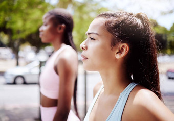 健身女人焦点朋友锻炼锻炼运行马拉松<strong>心</strong>态城市城市户外思考运动员跑步者年轻的体育人准备好了<strong>开始健康</strong>的有氧运动挑战