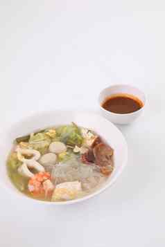 当地的食物泰国寿喜烧汤isoated白色背景街食物