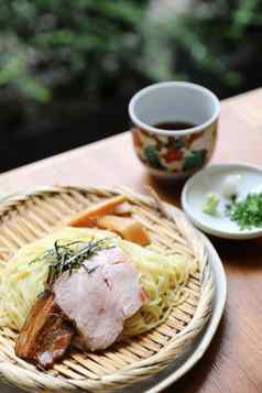 拉面日本面条冷汤日本食物