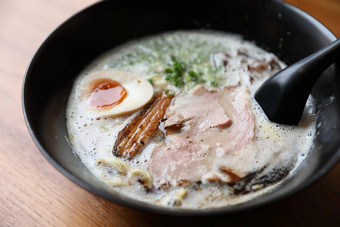 拉面面条猪肉蛋汤日本食物