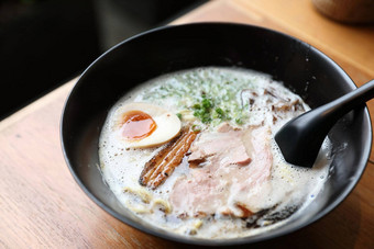拉面面条猪肉蛋汤日本食物