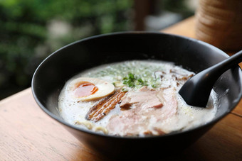 拉面面条猪肉蛋汤日本食物